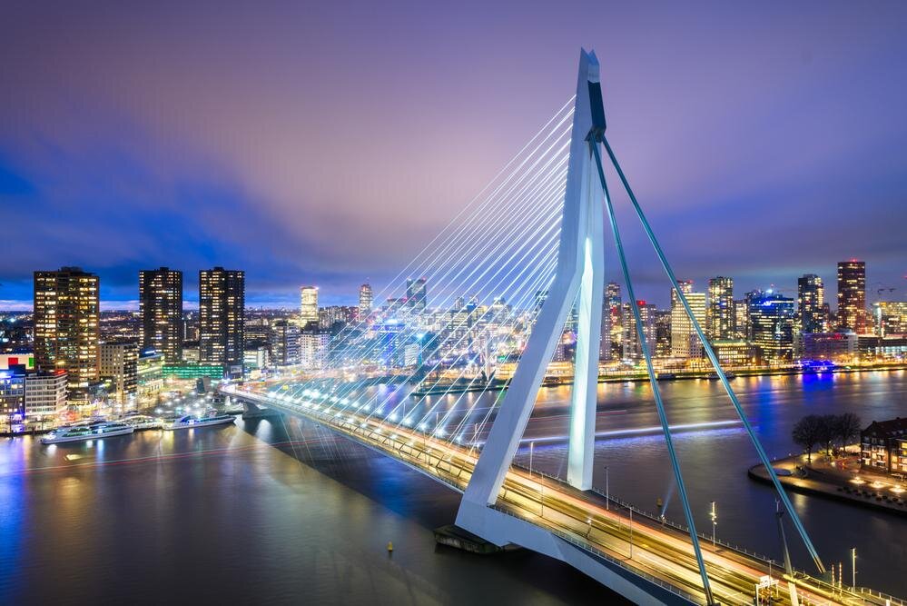 Shutterstock📷Erasmus Bridge — вантовый мост через реку Маас в центре Роттердама. Неофициальное название — «Лебедь-мост». Длина моста — 802 м, высота пилона — 139 м