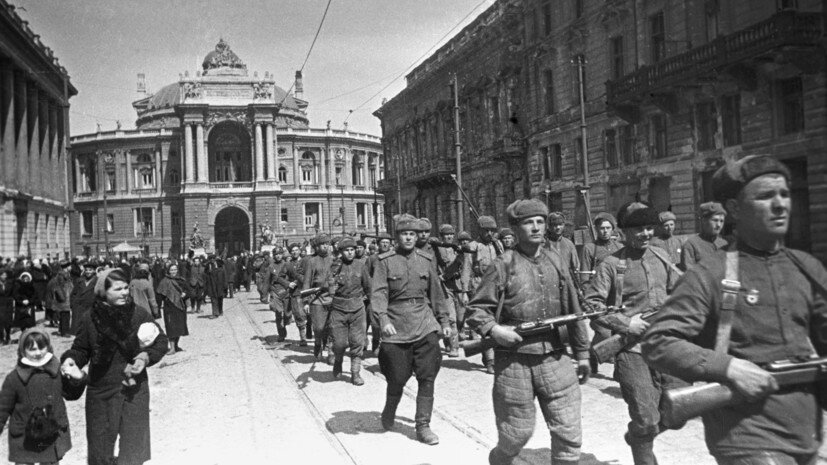     В начале марта 1944 года Красная армия провела ряд успешных операций по освобождению территории Правобережной части УССР. Это позволило Ставке ВГК планировать операцию по изгнанию из Одессы гитлеровских войск, в состав которых входили немецкие и румынские части. На фото: советские солдаты в Одессе РИА Новости