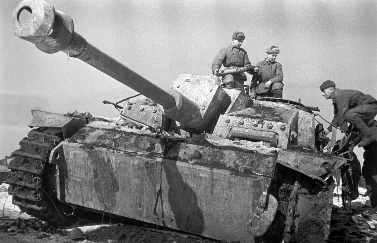    4 апреля войска 3-го Украинского фронта освободили железнодорожную станцию Раздельная, перерезав железную дорогу, связывающую Одессу с Тирасполем. Нацистская группировка была разделена на две части: одна отходила к Тирасполю, другая оставалась в районе Одессы / РИА Новости