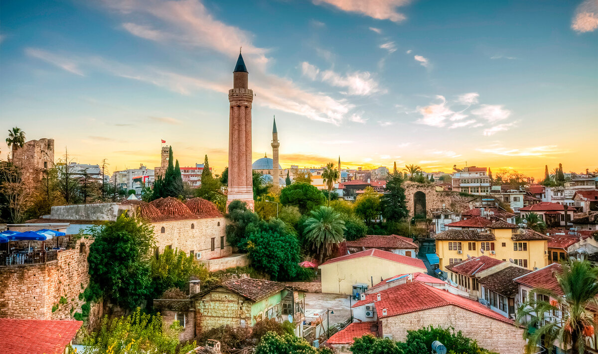 Можно также долететь до города Анталья и добраться на трансфере, арендованном авто или автобусе до Аланьи за два часа.Фото: Nejdet Duzen / Shutterstock.com