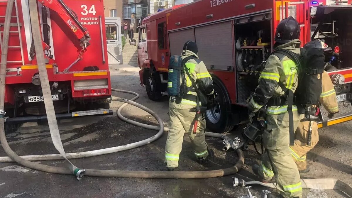     В Ростове огонь охватил здание дома Эрберга на улице Ульяновской, 25, огонь распространился на 300 квадратных метров, об этом сообщили в пресс-службе МЧС по Ростовской области.