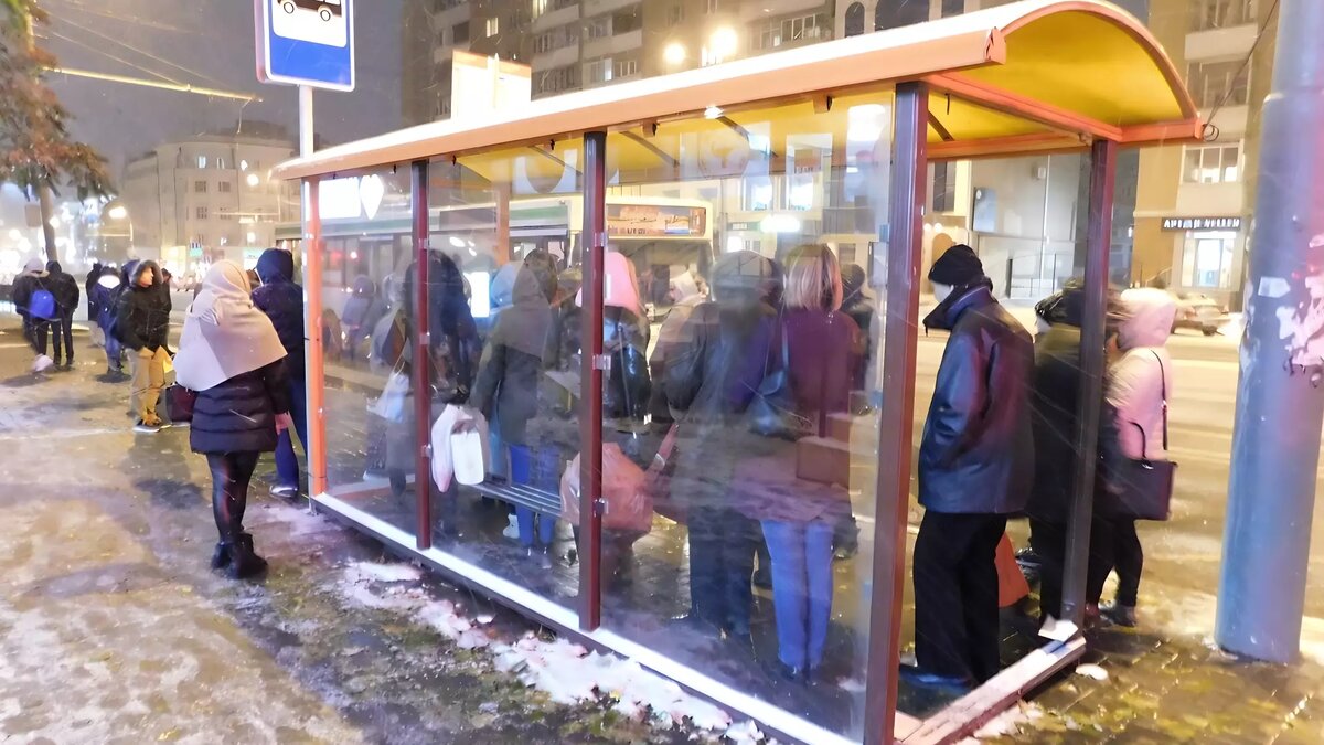     В январские морозы жители Тюмени ждали автобусов, но они не приезжали. Прокуратура увидела нарушение прав горожан.
