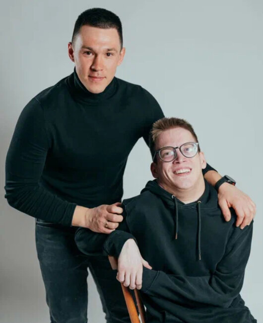  Алмаз Сулейманов с Андреем Кузнецовым. В эфире радио «Адам» Алмаз признался, что Андрей – его лучший друг и один из главных людей в жизни. Фото: Маша Бакланова.