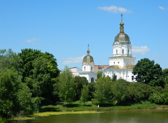 Троицкая церковь сооружена в 1780 г. в стиле позднего барокко и имеет в плане форму креста. Это единственный памятник архитектуры, тесно связанный с творчеством Н. В. Гоголя, который часто бывал в ней. Существует легенда, якобы, именно здесь бывал кузнец Вакула из повести «Ночь перед Рождеством» И даже там малевал "адовы сцены".