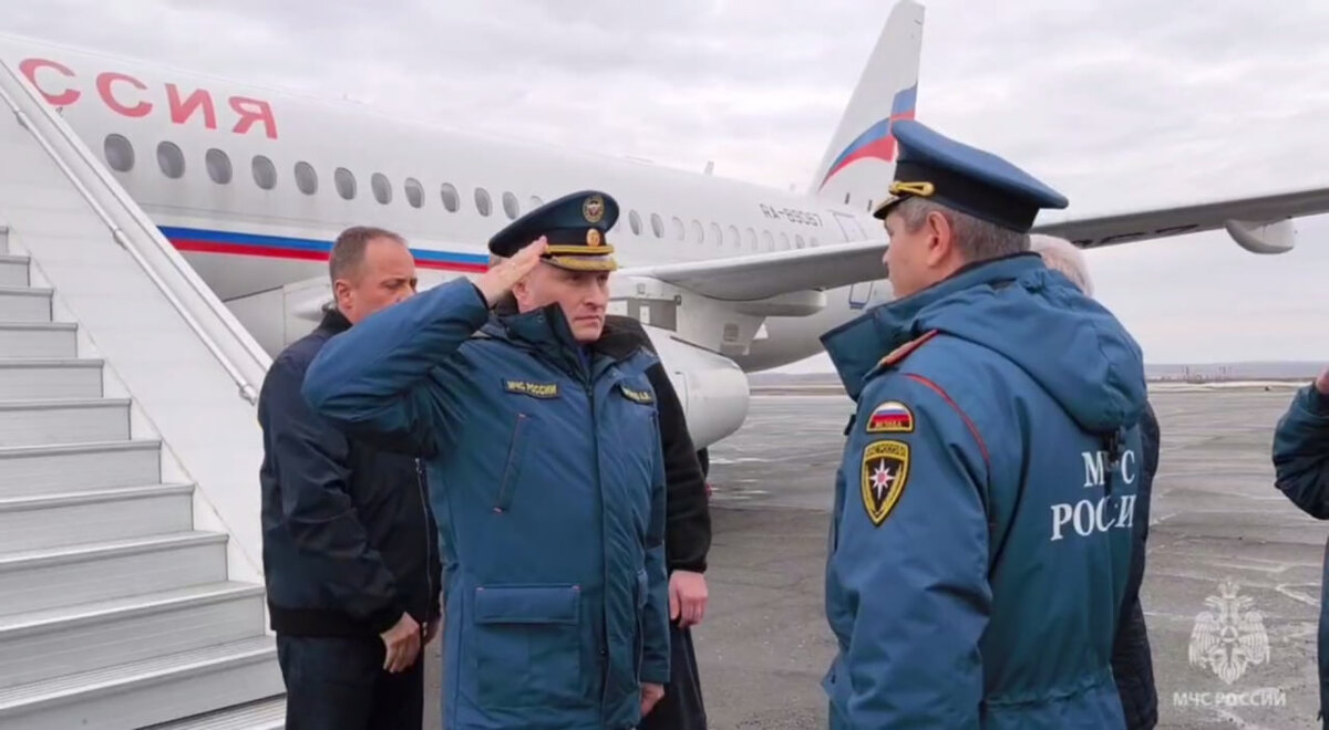    Глава МЧС России Александр Куренков и полпред президента РФ в ПФО Игорь Комаров прилетели в Оренбургскую область (видео)