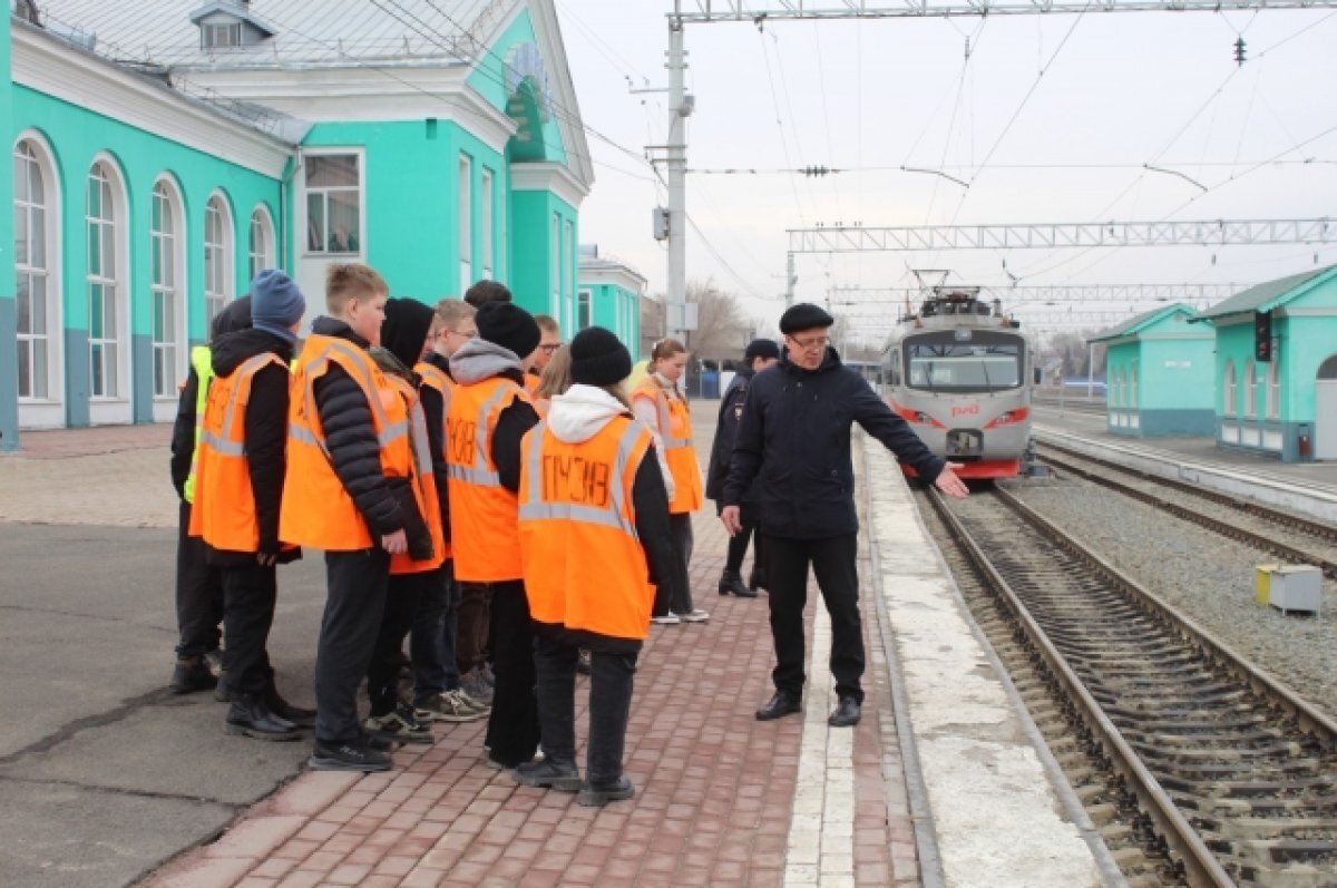    Школьники из Топок побывали на железной дороге и вспомнили про безопасность