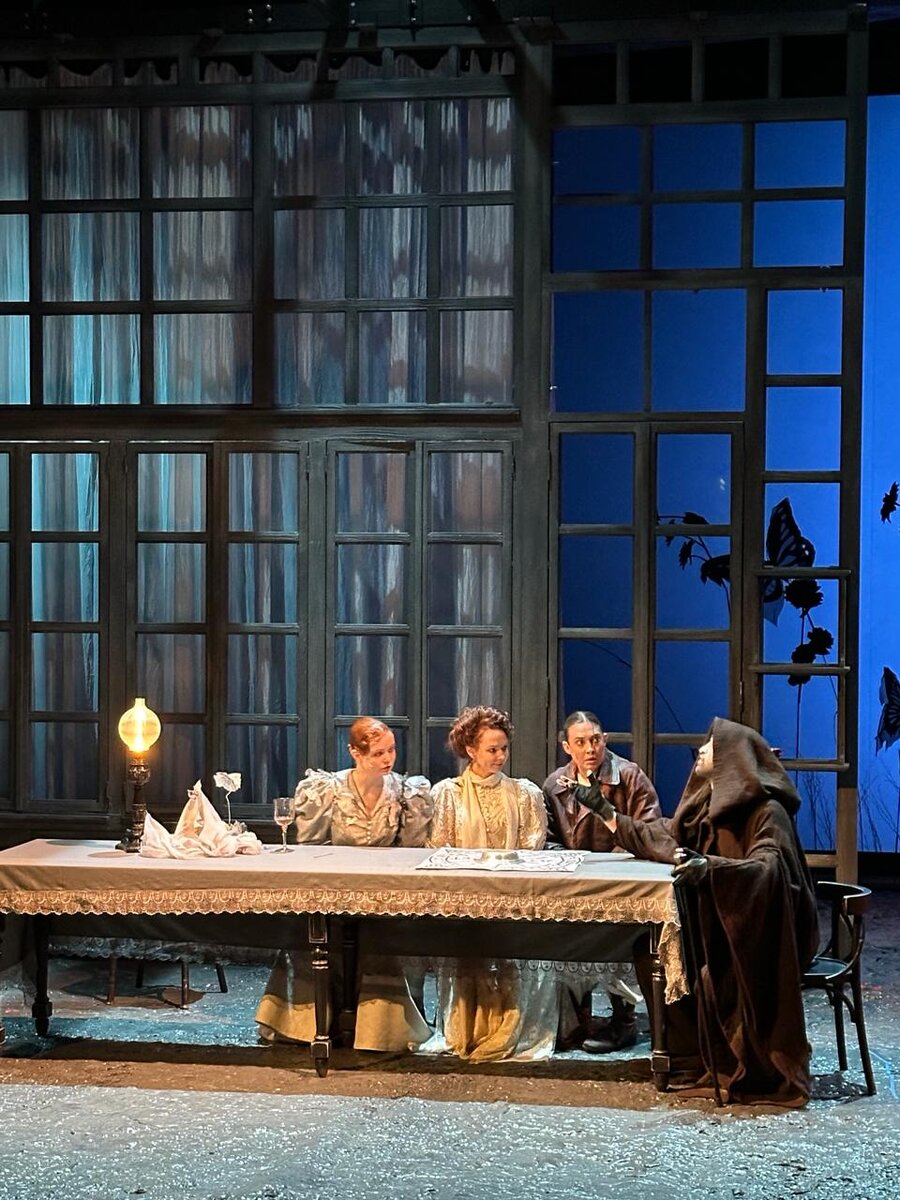 Сцена из спектакля "Последнее лето". Фото автора.