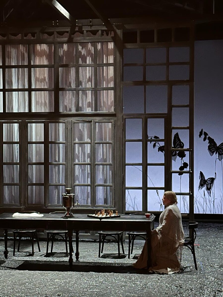 Сцена из спектакля "Последнее лето". Фото автора.