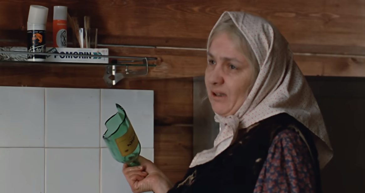 Кадр из фильма "Любовь и голуби" (1984 г.). Баба Шура - Наталья Тенякова