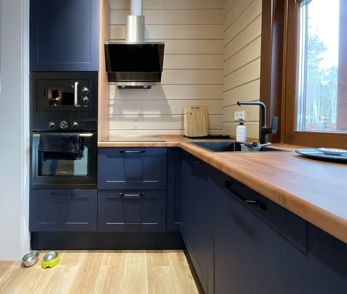 Кухня в доме из клеёного бруса, проект AKKORDI. Проектирование и строительство: АСК "ДОМОЙ"