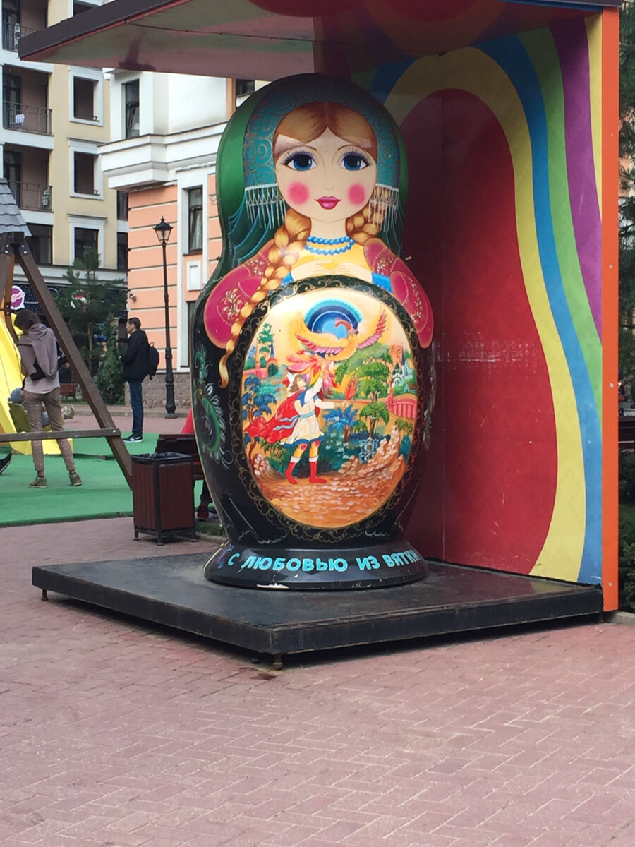 Использую тайное оружие — матрешку. Бутылки и стаканы закончились 😅