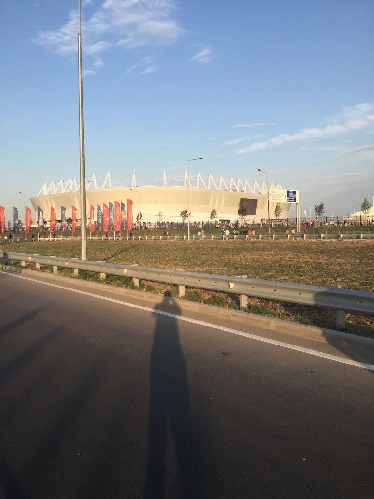 Ростовский стадион в закатном свете. Кто-нибудь хочет сказать про заваленный горизонт?