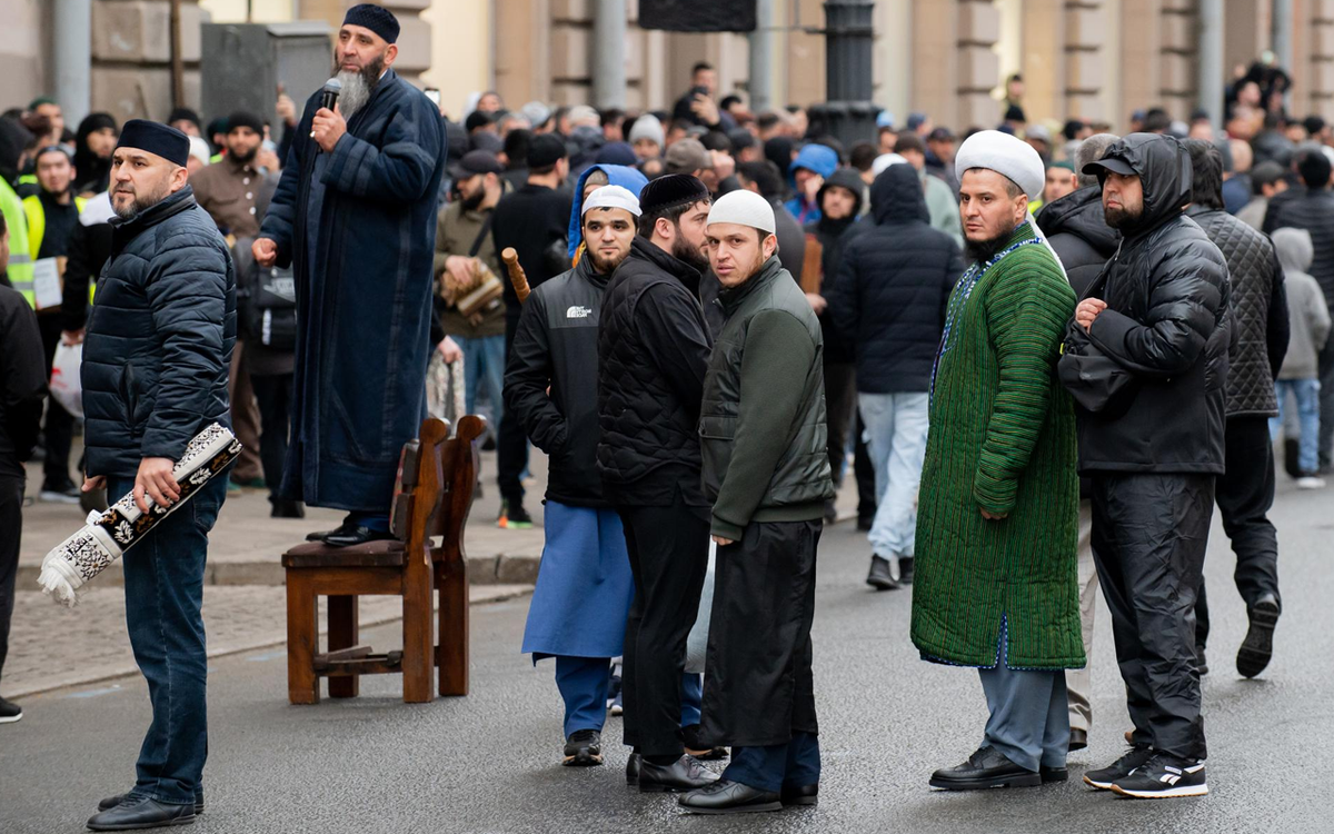 Сотни тысяч мусульман отметили в Петербурге Ураза-байрам 2024: как город  встретил главный праздник мусульман | Путешествия петербуржца. Петербург и  не только | Дзен