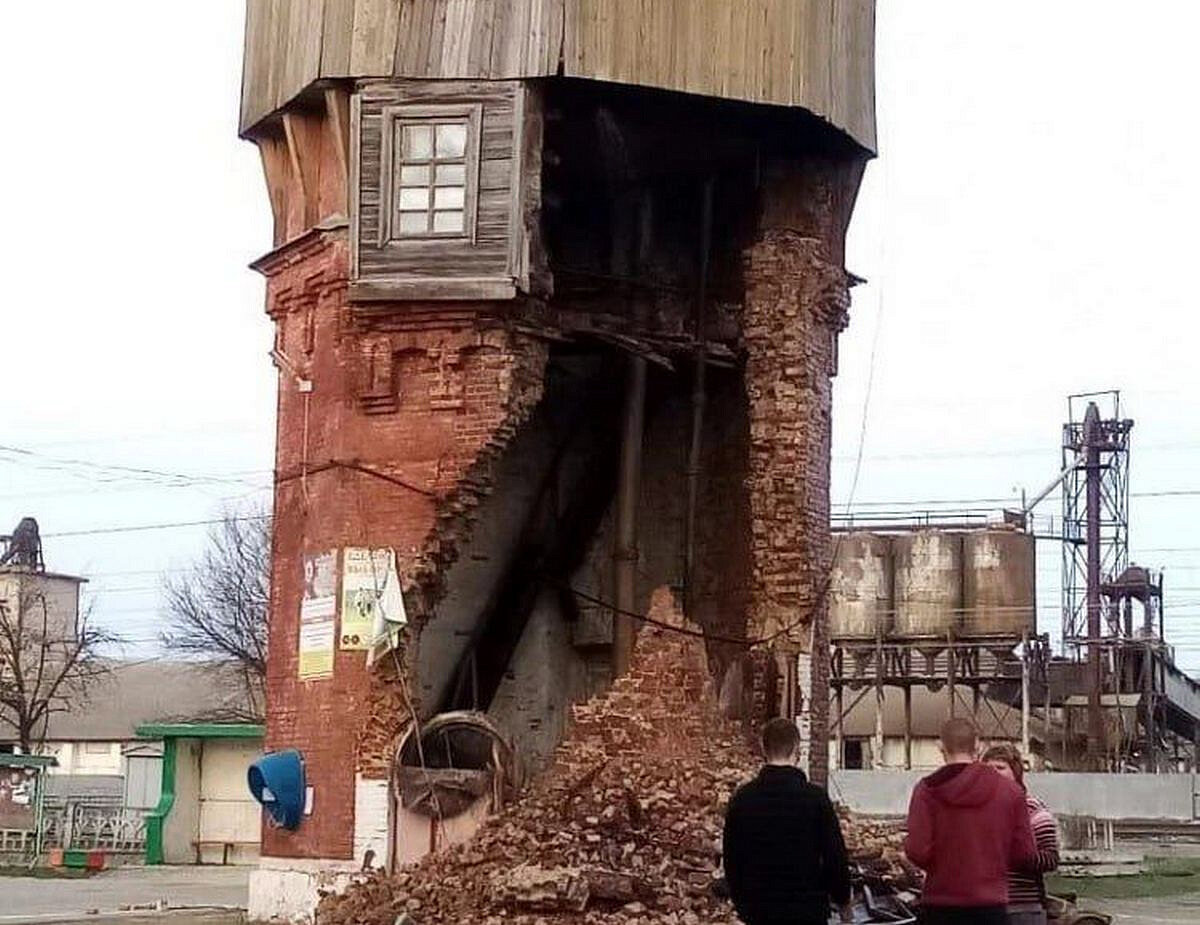 130-летняя водонапорная башня рухнула в Липецкой области | Изнанка -  новостной портал | Дзен