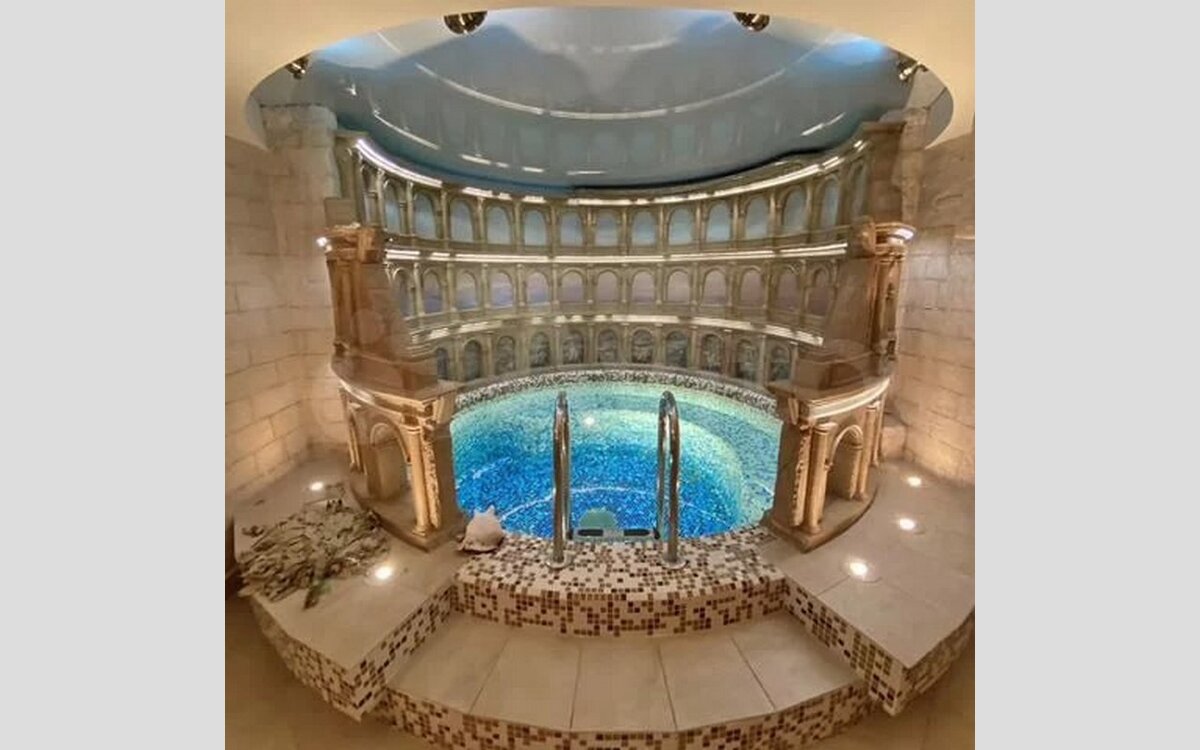    Владельцы шикарного особняка с «колизеем» в Воронеже расстаются с ним за 50 млн рублей всего через 2 года после покупки Фотография из объявления на «Авито»