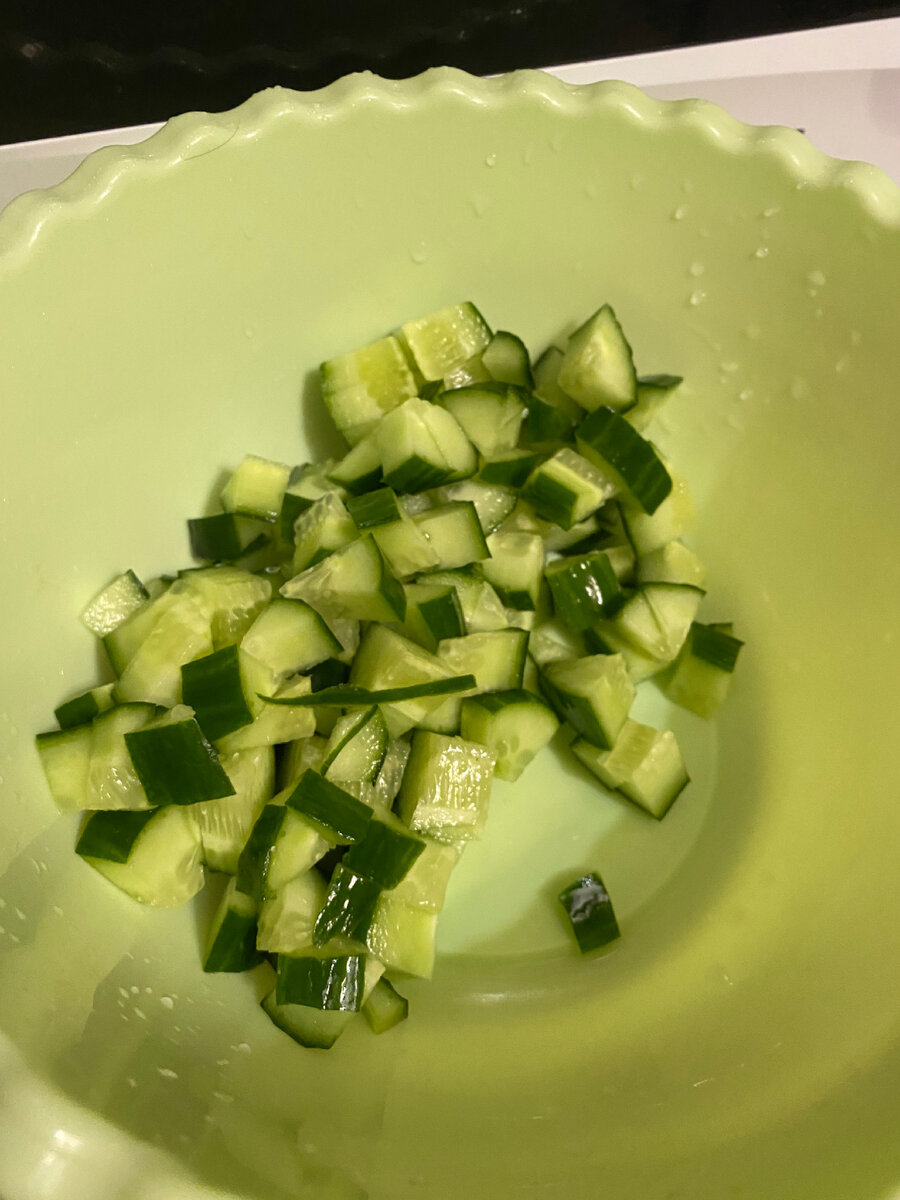 Огурец порезать и выложить в салатницу