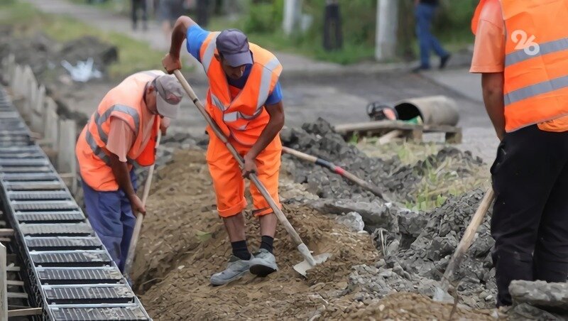    В новом сквере уложили плитку на пешеходные дорожки Фото: ИА «Победа26»