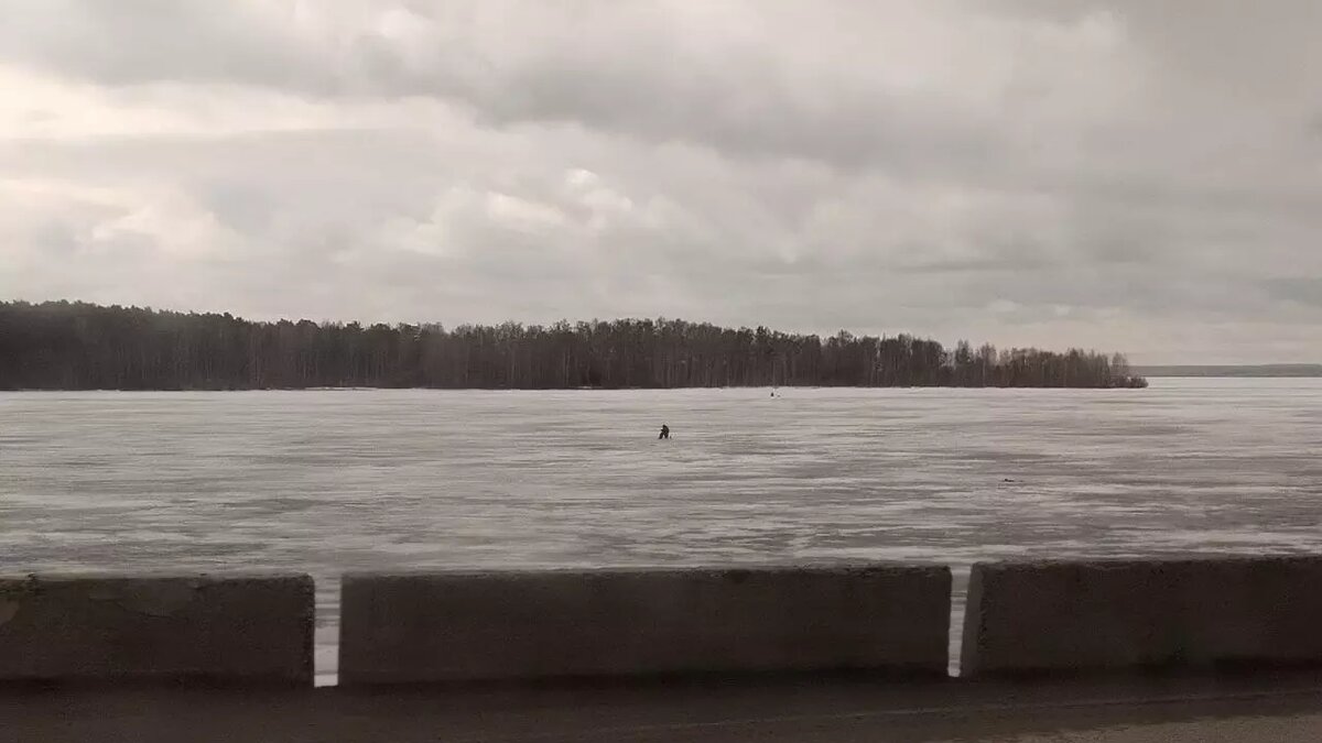     На льду Шершневского водохранилища в Челябинске несмотря на запрет все еще рыбачат самые заядлые рыбаки — однако в редакцию поступило мнение женщины, также увлекающейся рыбалкой.