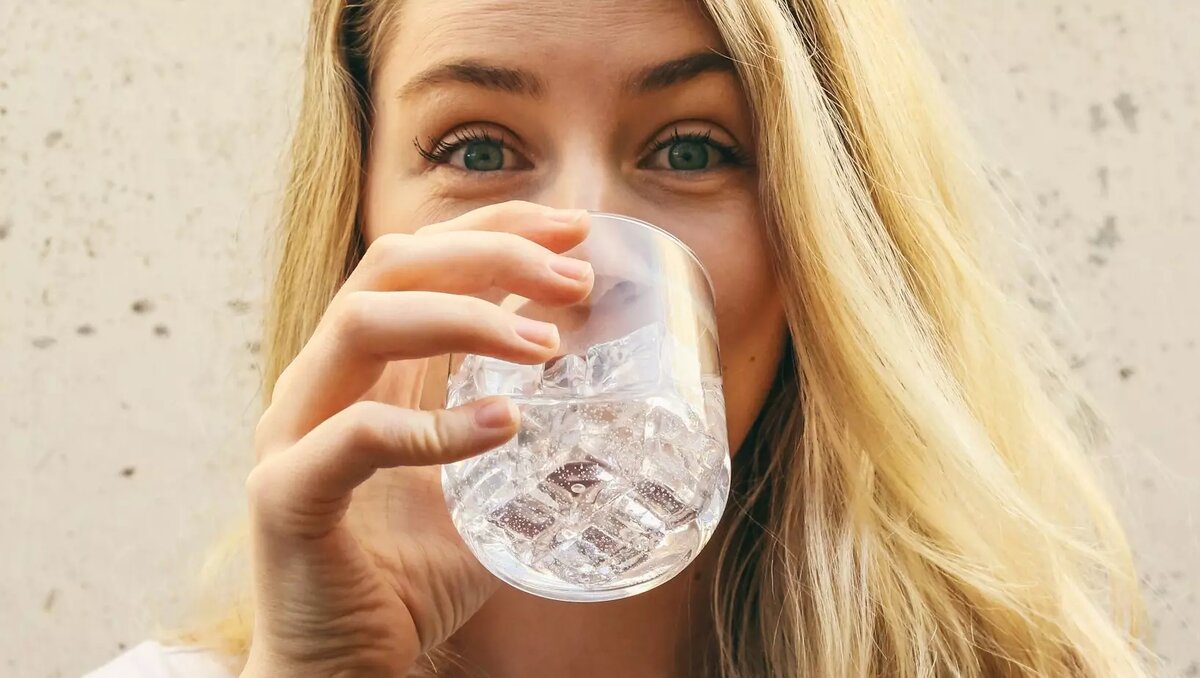     Человеку необходимо употреблять около 2,5 литра воды каждый день, сообщает издание Newia.