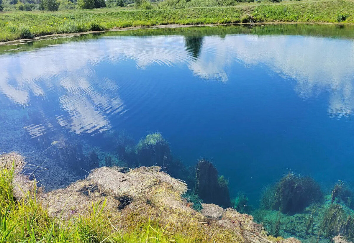 На некоторых участках дна есть ямы и вертикальные пещеры, поэтому в разных источниках глубина Голубого озера варьируется. Фото: Вера Ковалева / Яндекс Карты