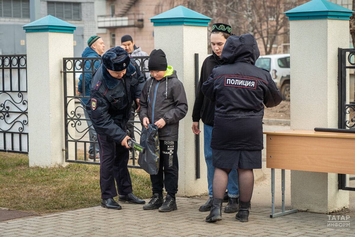 При входе на территорию мечети «Рахматулла» производил досмотр наряд полиции. Фото: © Владимир Васильев / «Татар-информ»