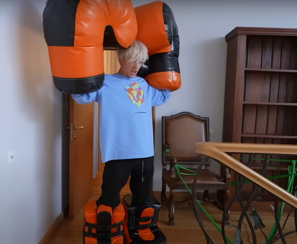 Скриншот видео Влада Бумаги