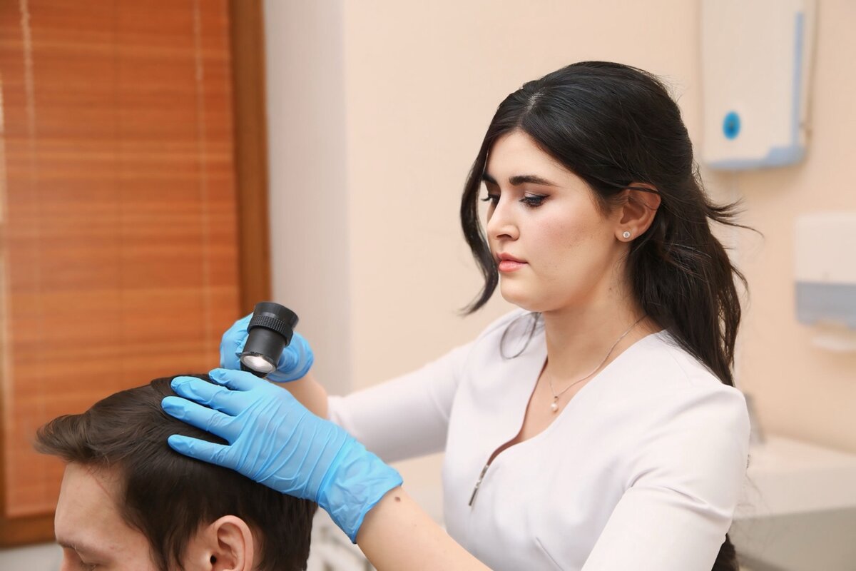 Выпадение волос: причины и лечение