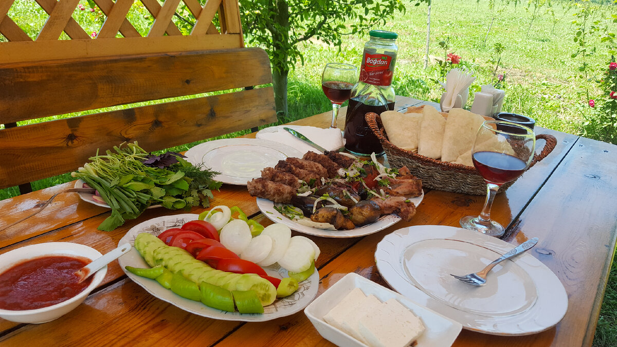 Свежая баранина на свежем воздухе в горном районе Азербайджана
