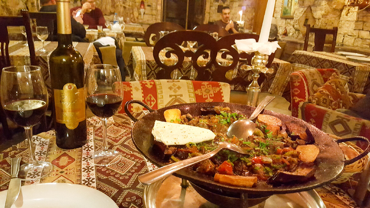 Садж — мясо с овощами, приготовленные на сковороде