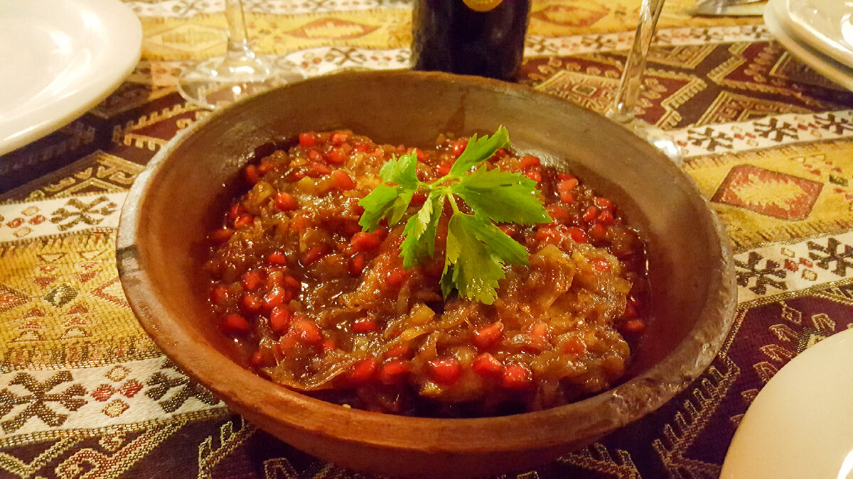 Осетрина в гранатовом соусе