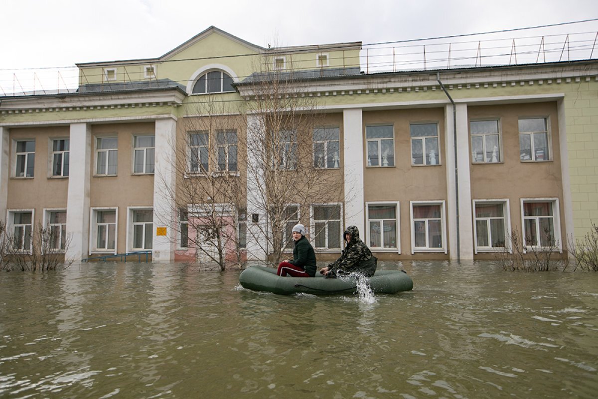    Торговые сети РФ нарастили поставки воды и продуктов в затопленный Орск
