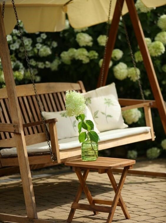 Деревянные садовые качели 