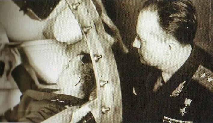 Ю.А. Гагарин в тренажере ТДК-1 сдает экзамен. Справа – генерал Н.П. Каманин. 17 января 1961 г. Кадр из кинофильма.