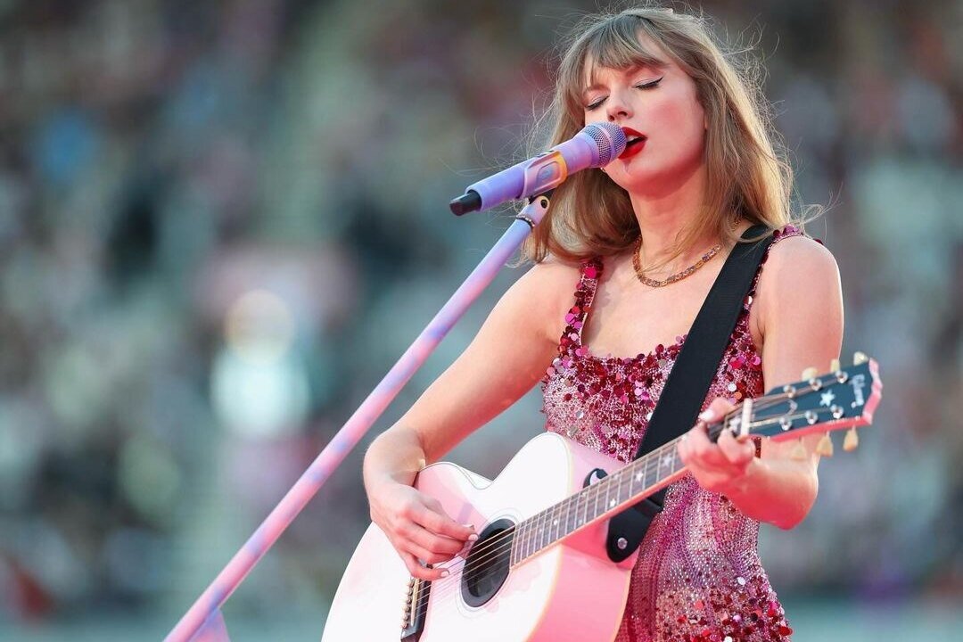     Тейлор Свифт зашифровала послание в плейлистах: фанаты раскрыли секрет