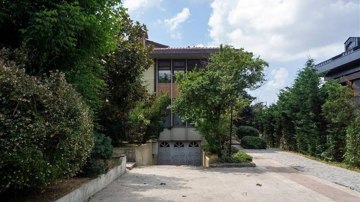 Фасад, который мы видим с дороги. Фото: sanamekan.com