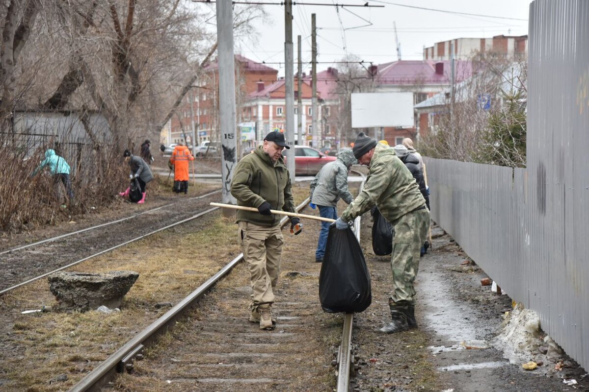 Шелест принял участие в уборке мусора в Центральном округе Омска | РИА «Омск-информ»  | Дзен