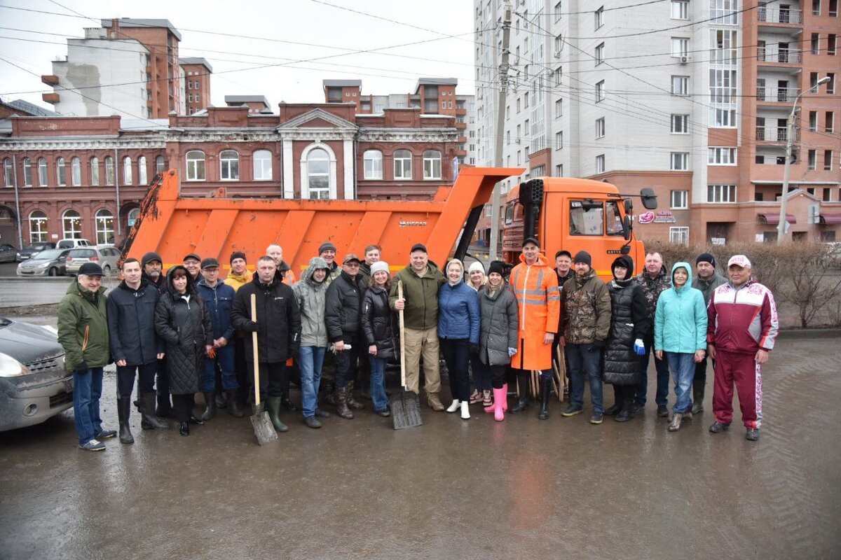 Шелест принял участие в уборке мусора в Центральном округе Омска | РИА «Омск-информ»  | Дзен