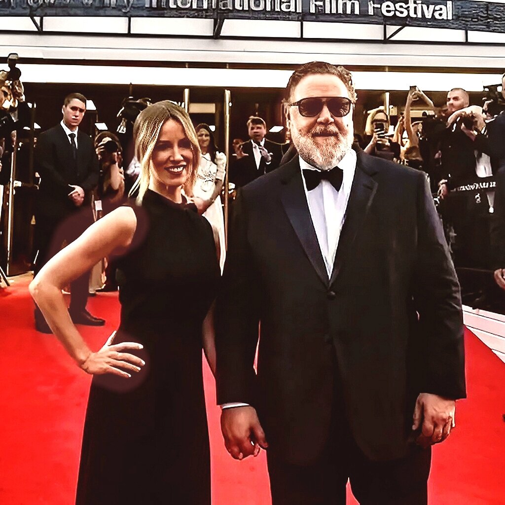 Рассел Кроу и Бритни Териот на 57-ом МКФ в Карловых Варах, 2023 г