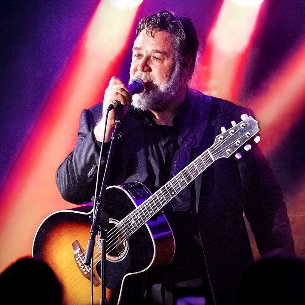 Рассел Кроу вместе с группой «TOFOG» дает концерт в Карловых Варах, 2023 г 