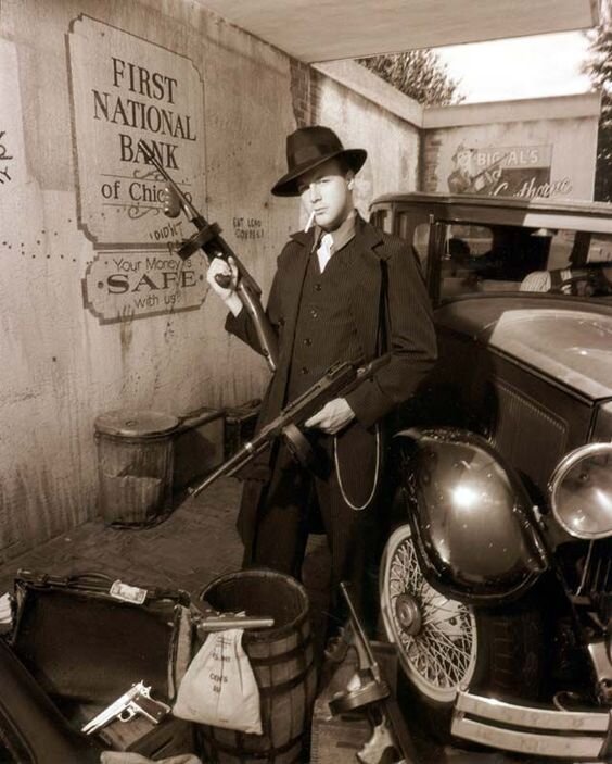 одна из самых известных фотографий итальянского гангстера 30-х годов