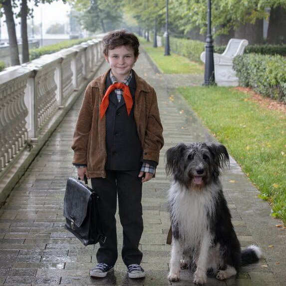     Школьники собираются поехать в Ленинград в трейлере «Каждый мечтает о собаке»