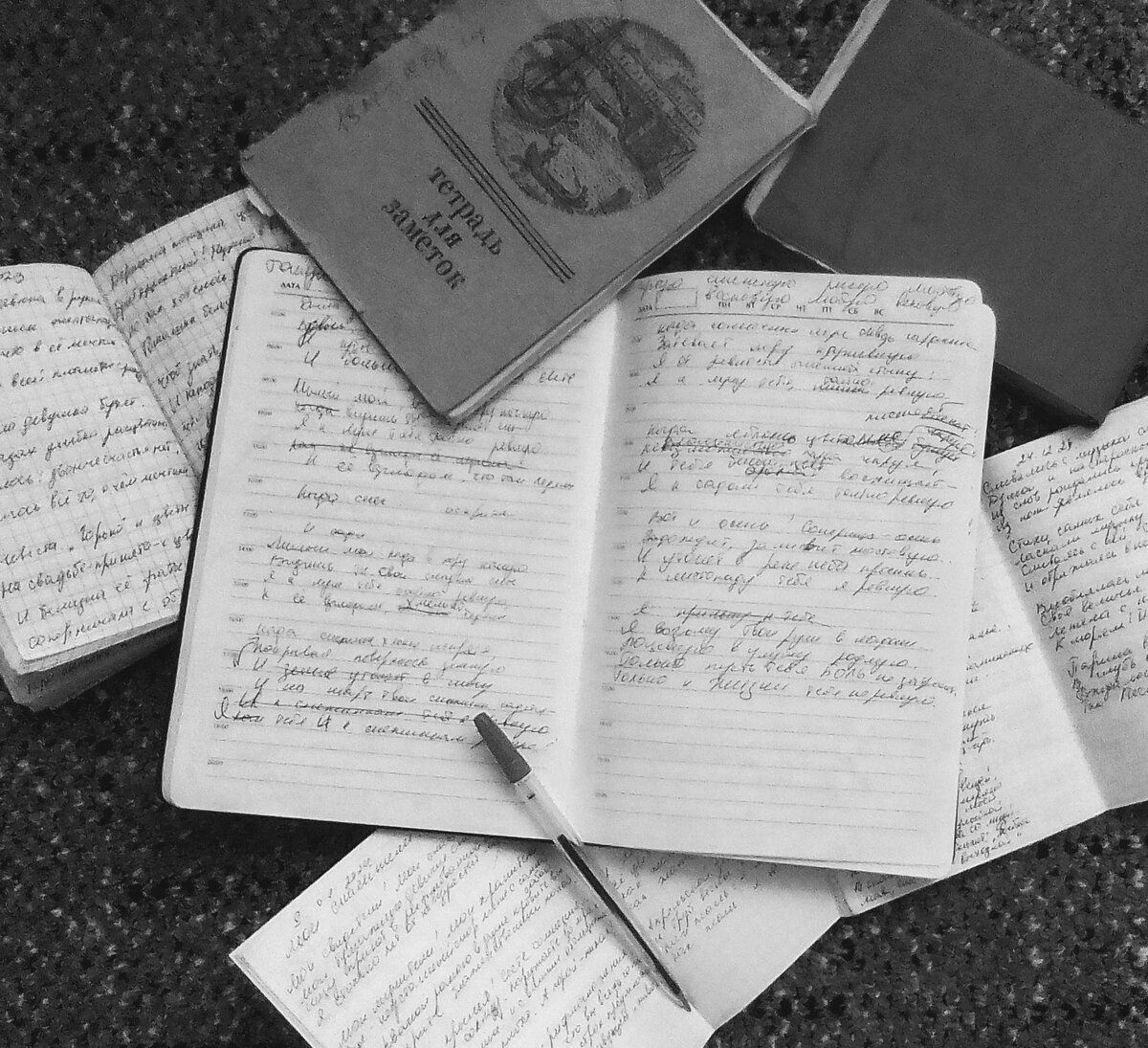 Фото 10. 04. 2024. Мои бумажные стихи с 1984 до 2024 года. 