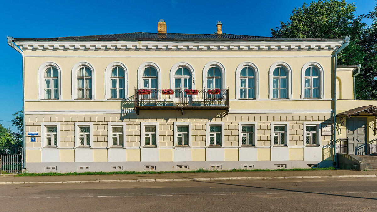 Музей уездного города располагается на стыке площади Свободы и Народной улицы — в бывшем двухэтажном особняке дворянки Михайловой. Фото:  A.Savin / Wikimedia