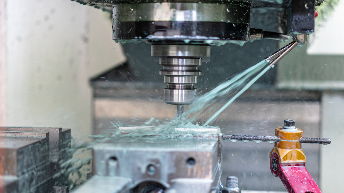 Обработка стали. Источник изображения: THINK A / Shutterstock.com