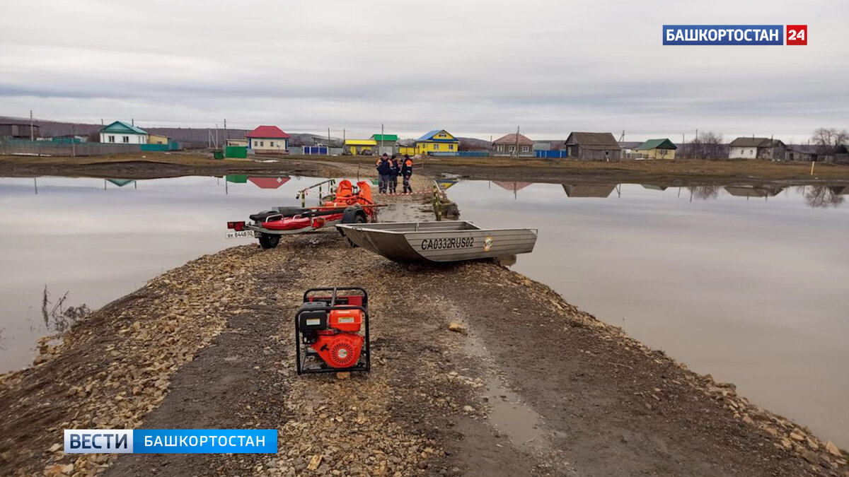    В деревне в Башкирии вода ушла с подтопленного моста