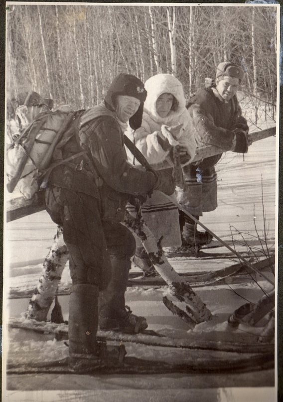 Фото 1. Слева лесник Пашин, крайний справа - "пожарник" капитан Чеглаков. Оба - чекистские агенты Ивдельлага. В центре - манси Алексей Анямов. Фото сделано 26 февраля в "лагере Слобцова". Из архива Брусницына.