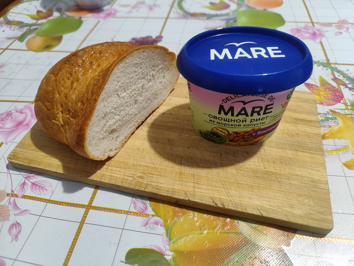 Батон и овощной риет.