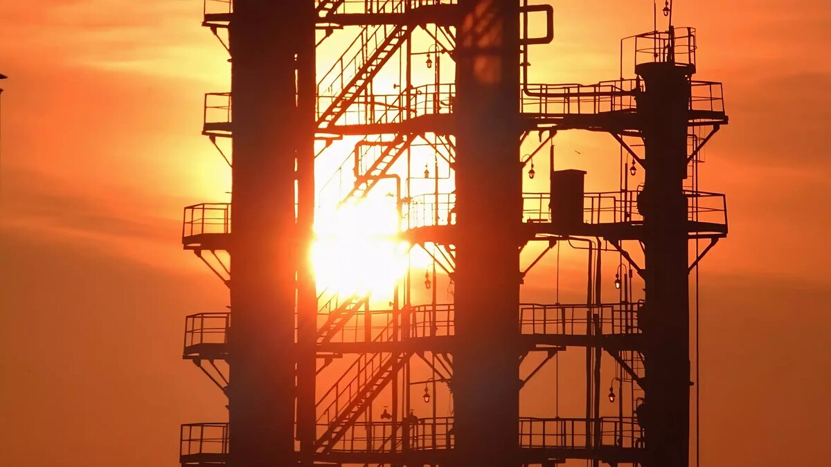     Смягчить экологические нормы к выпускаемому бензину хотят в России, чтобы нарастить выпуск топлива