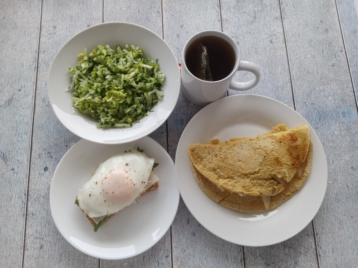 Завтрак. Овсяноблин с творогом, грушей и мёдом. Бутерброд с яйцом, сыром и огурцом, салат из пекинской капусты и огурца и мятный чай.