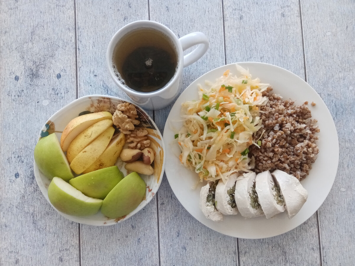 Обед. Гречка, рулет куриный со стручковой фасолью, квашеная капуста. Яблоко, груша, орехи и зелёный чай. 